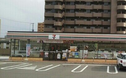 コンビニ　セブンイレブンさん（コンビニ）まで300m