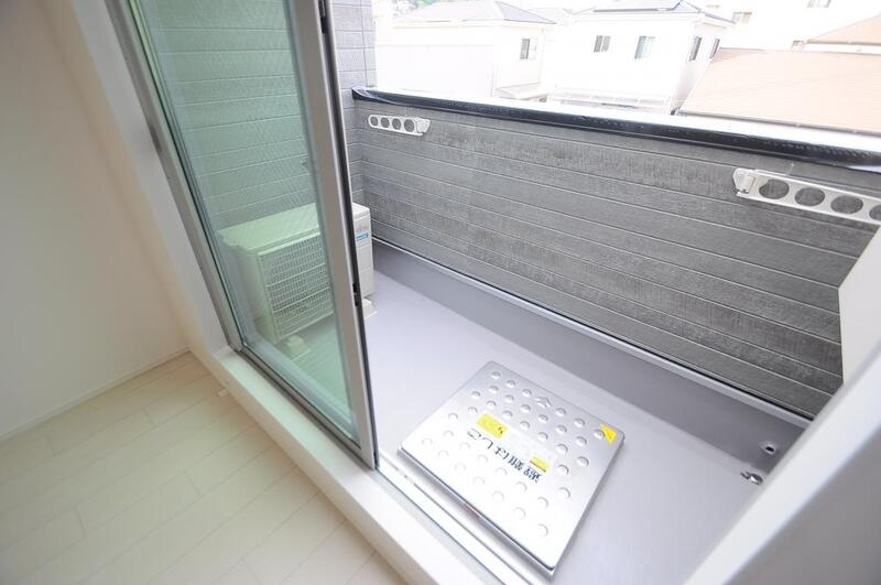 バルコニー　一週間分の洗濯機も干せちゃいます。一服もできますよ。