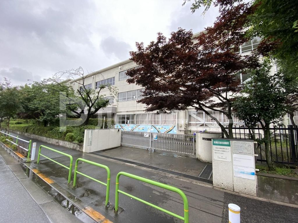 小学校　板橋区立高島第六小学校（小学校）まで310m