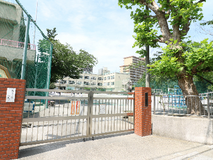 小学校　足立区立千寿第八小学校（小学校）まで704m