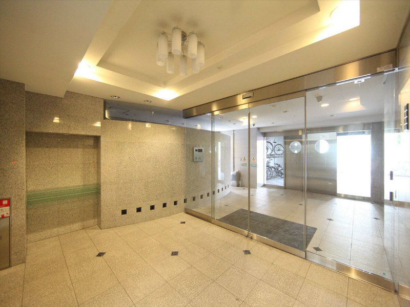 エントランス　エントランス　防犯カメラ　オートロック　宅配ＢＯＸ