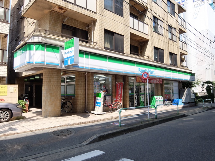 コンビニ　ファミリーマート用賀二丁目店（コンビニ）まで70m