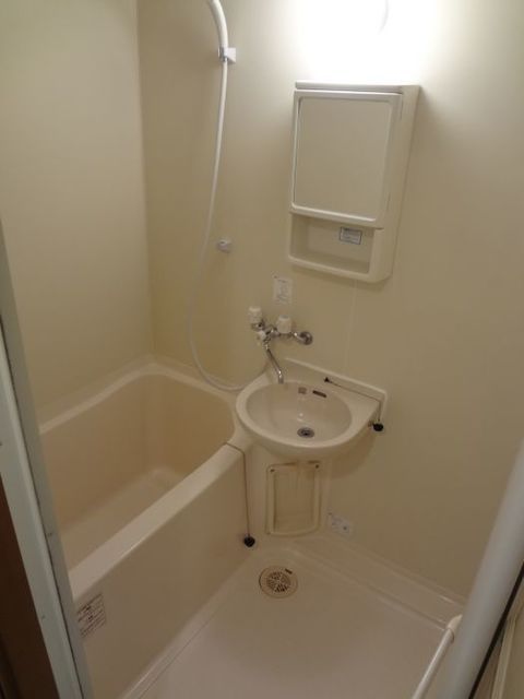 バス・シャワールーム　鏡の中は収納になってます♪