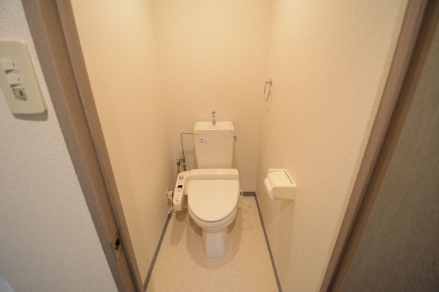 トイレ　温水洗浄便座付きのトイレです♪