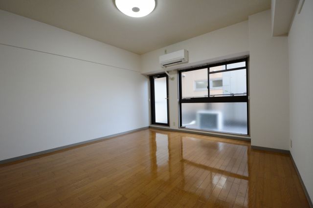 居室・リビング　エアコン付きで快適に過ごせます♪