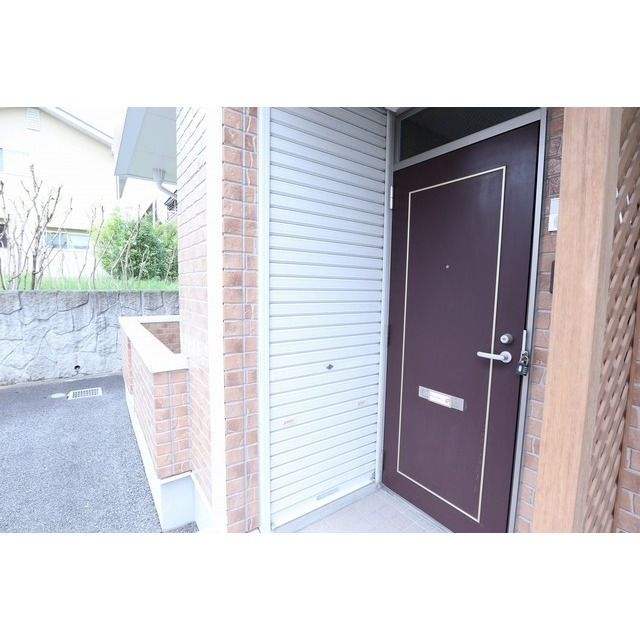 その他　玄関脇に物置スペースあり