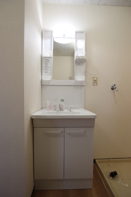 洗面設備　写真は別部屋のものです。