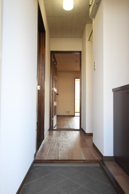玄関　写真は別部屋のものです。