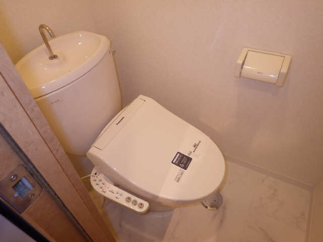 トイレ　暖房便座付きシャワートイレで快適です