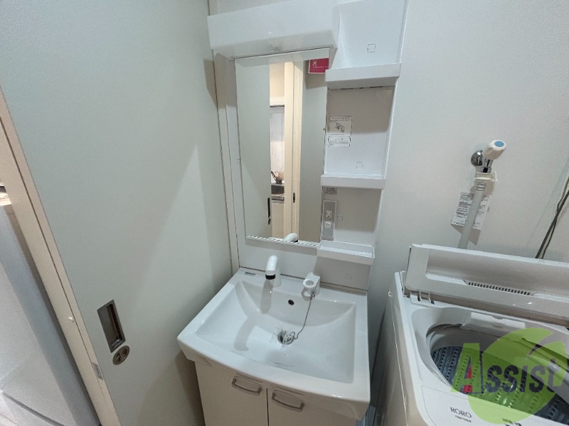 洗面設備　独立洗面台がございます。朝の支度はここで済ませましょう。