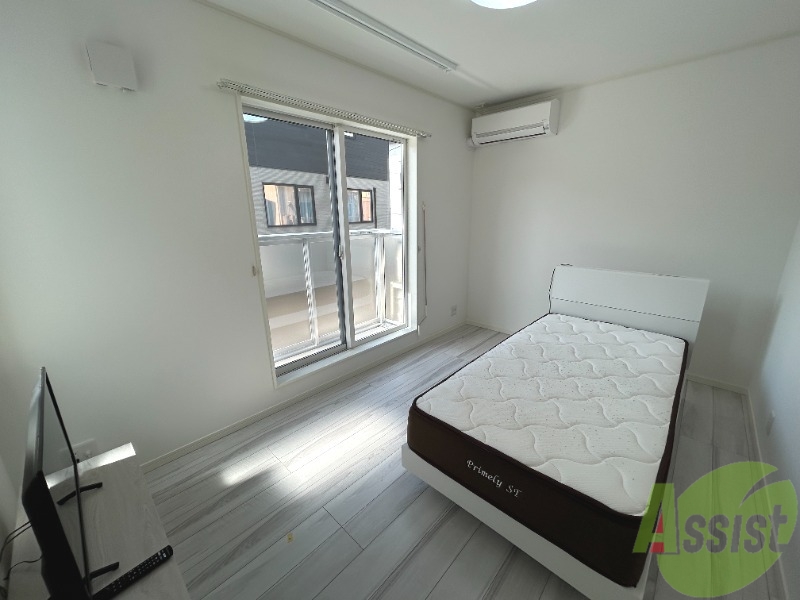 居室・リビング　６帖のリビングです。白を基調とした空間がオシャレです。