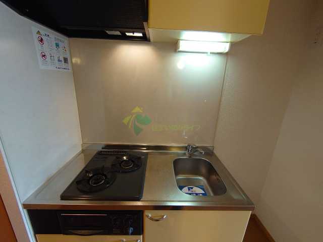 キッチン　写真は同マンションの別部屋となります。