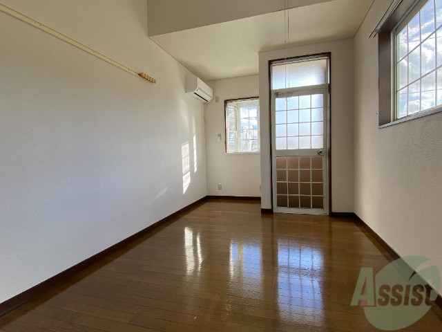 居室・リビング　こちらがリビングです。陽が入ってくるのがわかります。