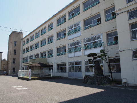 小学校　羽曳野市立恵我之荘小学校（小学校）まで204m