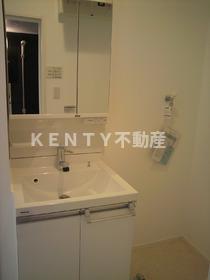 洗面設備　ゆったりとスペースのある洗面所