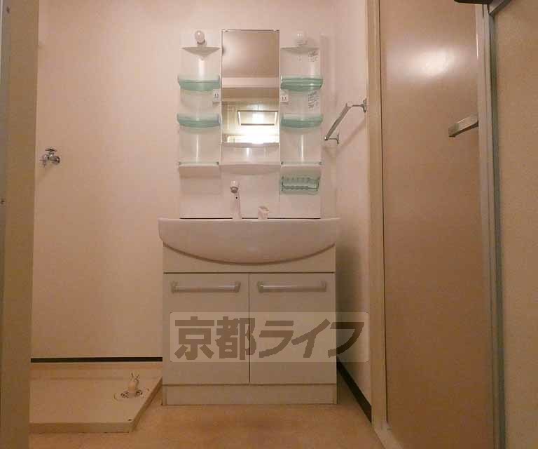 洗面設備　綺麗な洗面台です。