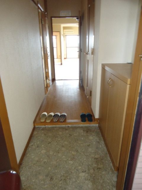 玄関　★同物件参考写真・反転タイプ中部屋★