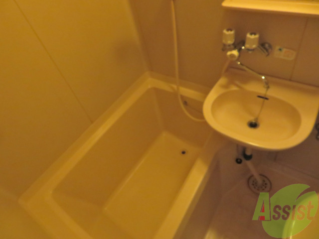 バス・シャワールーム　浴槽はゆったり疲れそうなサイズ感。一日の疲れを取りましょう。