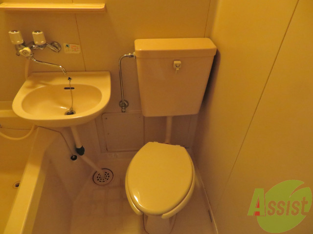 トイレ　バスルームはこちらです。広々としてゆったり休めます。