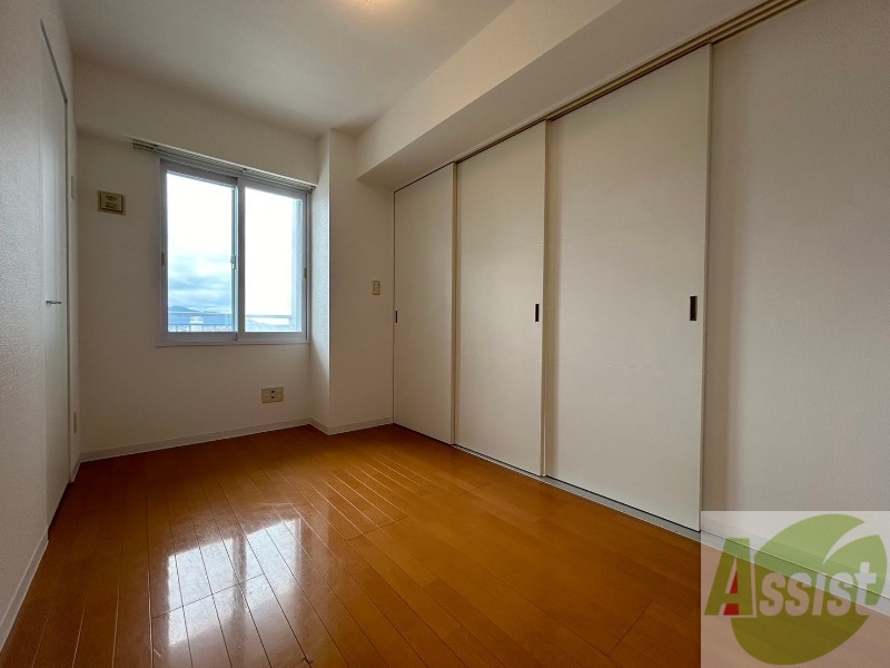 その他部屋・スペース　戸を閉めるとリビングと区切られた寝室にすることができますよ。