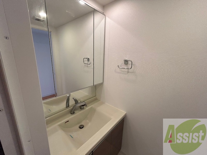 洗面設備　独立洗面台です。大きくてよいですね。シャンプーもできます。