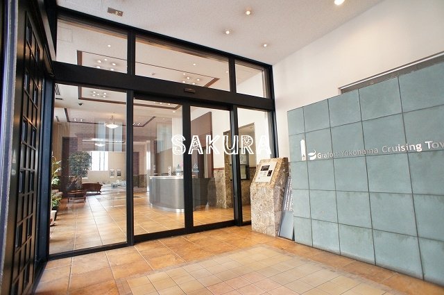 エントランス　重厚感のある建物デザイン♪