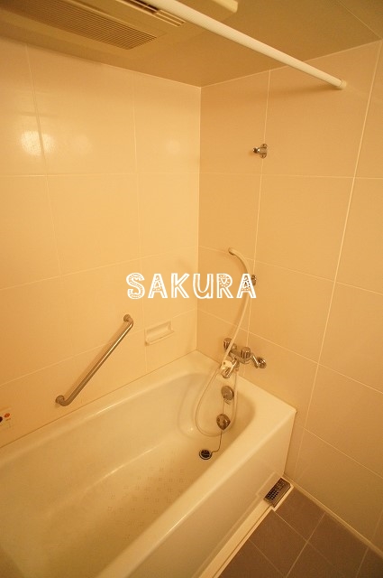 バス・シャワールーム　嬉しい追い焚き・浴室乾燥機付きです♪