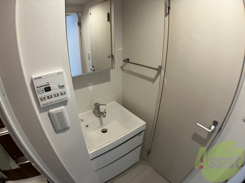 洗面設備　洗面台はシンプルなつくりで手入れがしやすそうですね。