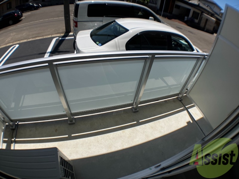 バルコニー　バルコニーは洗濯物を干すのに十分な広さがありますね。