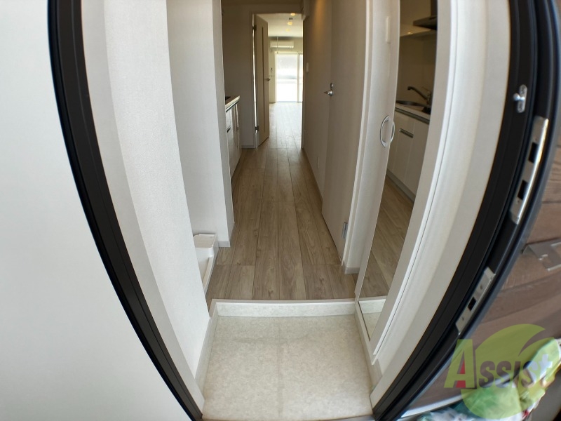 玄関　玄関から撮影しました。明るい印象ですね。