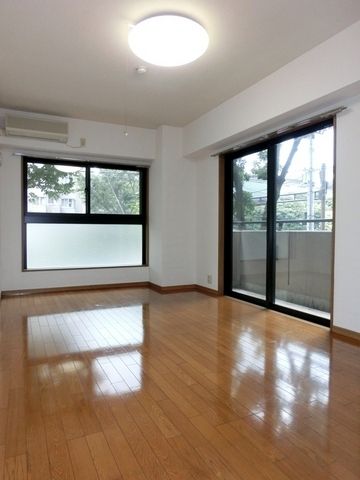 居室・リビング　★角部屋、２面採光１３帖★