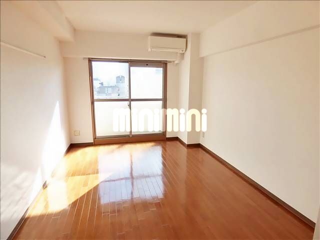 居室・リビング　日当たり良好。広々したお部屋です。