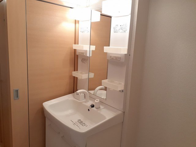 洗面設備　ゆったりとスペースのある洗面所