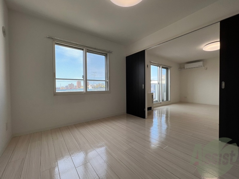 その他部屋・スペース　洋室は白いクロスにブラウンの建具が映えますね～