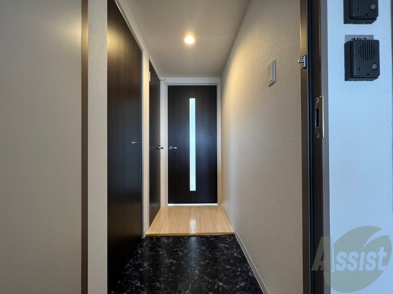 玄関　玄関です。ご覧の通り広々としていますね。