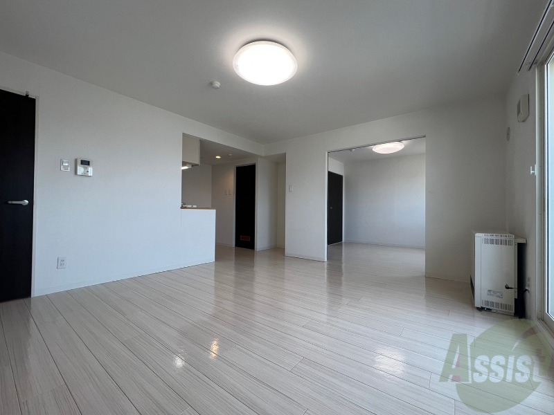 居室・リビング　リビングは白を基調としていて明るい印象ですね！