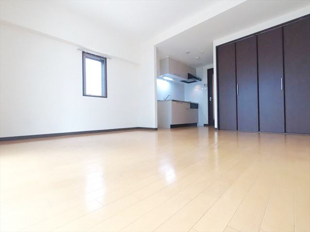 居室・リビング　フローリングで綺麗な約11帖の広い洋室