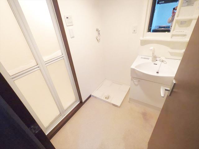 洗面設備　窓有り、朝シャンの出来る広い脱衣スペース