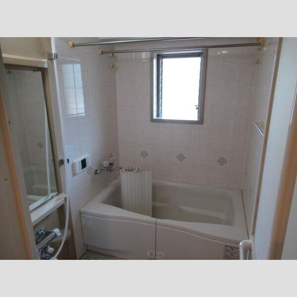 バス・シャワールーム　浴室内に窓があり換気も楽々♪