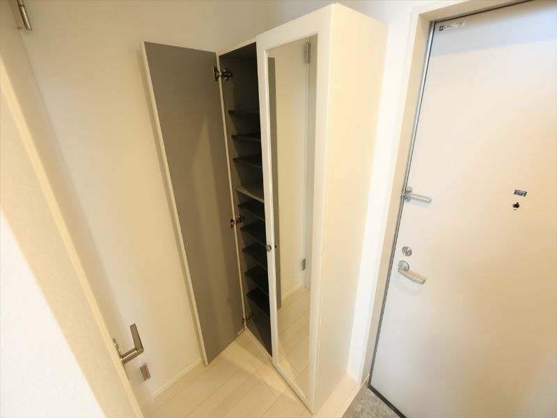 玄関　玄関　シューズボックス付（収納充実してます）