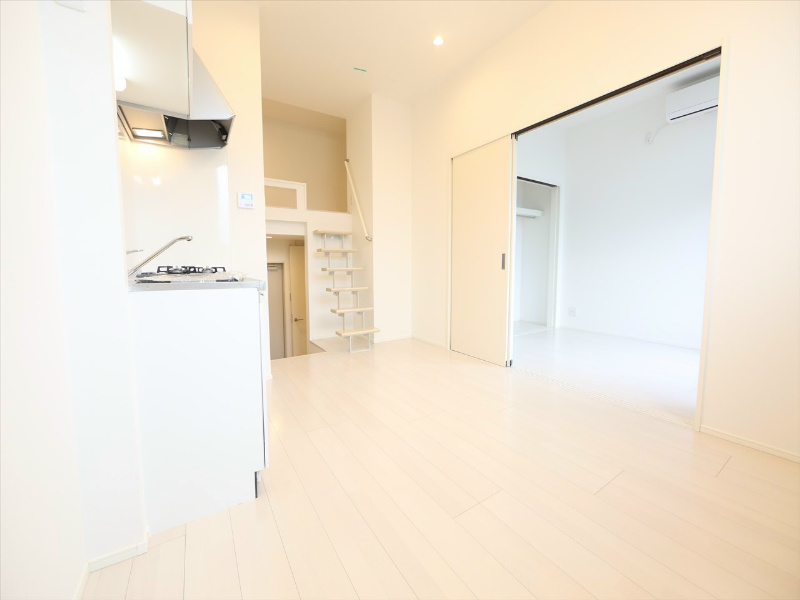 居室・リビング　ＬＤＫ8帖　洋室3.7帖　ロフト6帖（収納にも使えます）