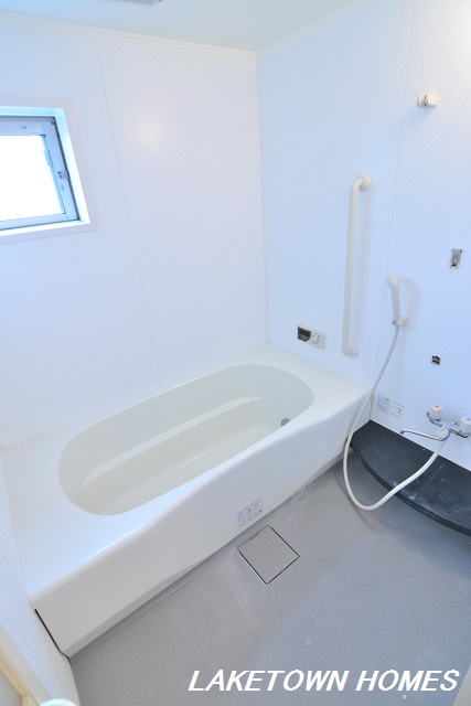 バス・シャワールーム　追い焚き機能付の小窓がある浴室です。