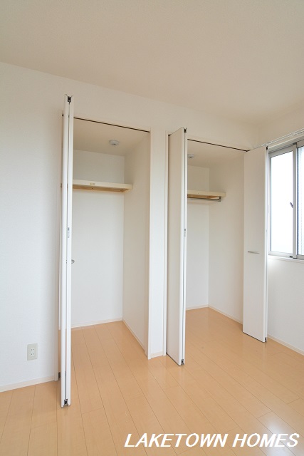 収納　洋室のクローゼットと物入収納です。
