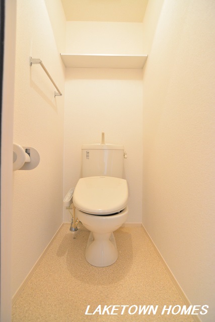 トイレ　上部に収納棚がある温水洗浄暖房便座付のトイレです。