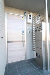 玄関　玄関右手の宅配ボックス