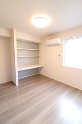 その他部屋・スペース　左手洋室のデスク兼多目的棚