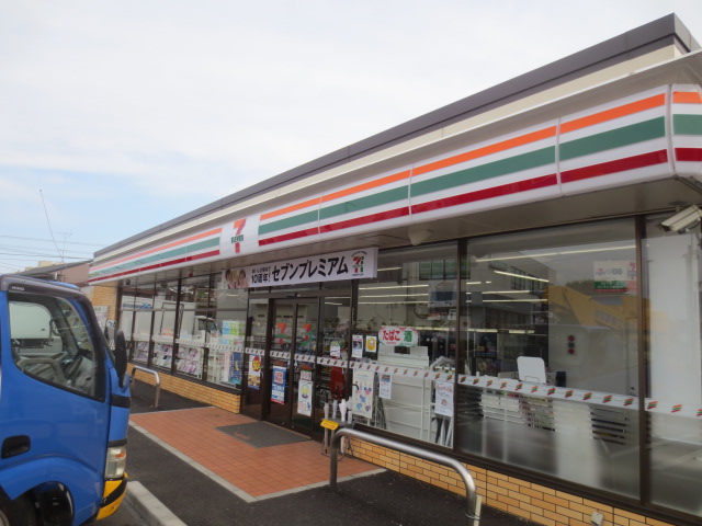 コンビニ　セブン-イレブン伊勢原石田店（コンビニ）まで552m