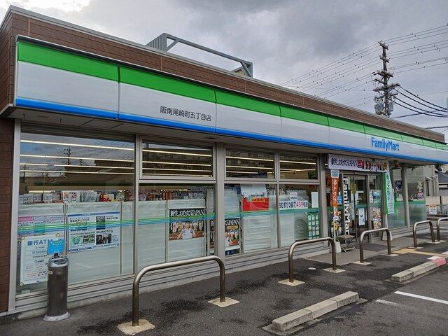 コンビニ　ファミリーマート様（コンビニ）まで504m