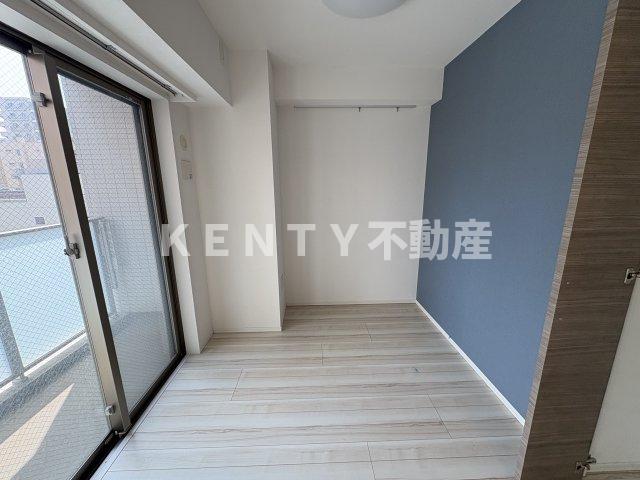 その他部屋・スペース　落ち着いた色調の寝室です