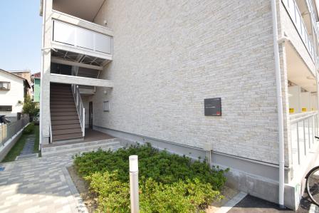 エントランス　敷地が広くて便利です